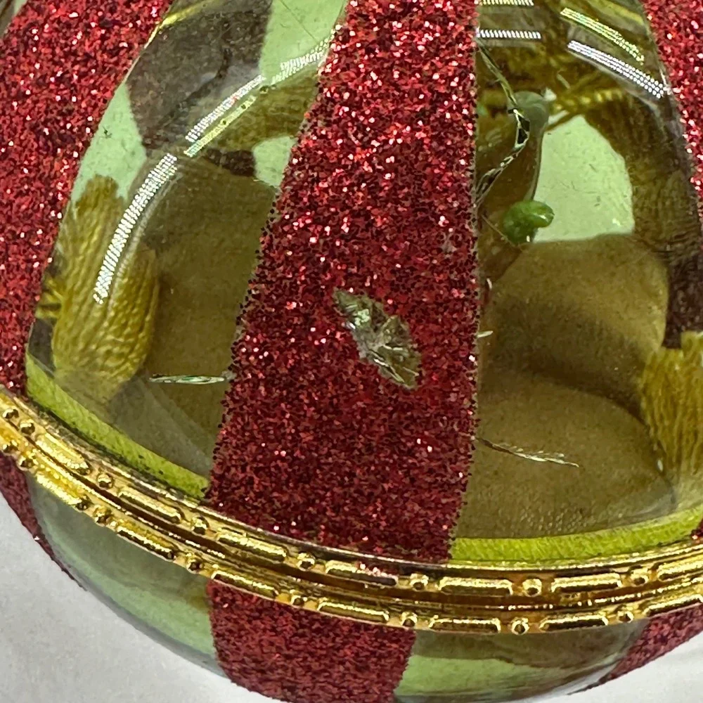Waterford Holiday Heirlooms North Pole Treasures Box- Ornament * Crack in Glass